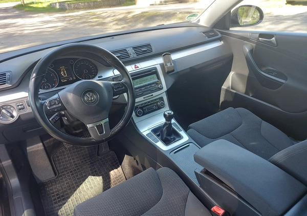 Volkswagen Passat cena 21900 przebieg: 154000, rok produkcji 2010 z Brzostek małe 191